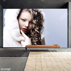 Tranh người mẫu mặc áo lông trắng