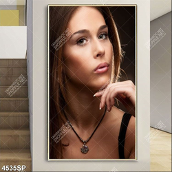 Tranh gương mặt cô gái trẻ xinh đẹp