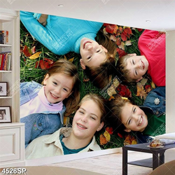 Tranh những em bé nằm trên thảm cỏ