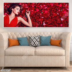 Tranh người đẹp nằm trên những cánh hoa hồng