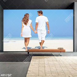 Tranh cặp đôi nắm tay đi trên bãi cát