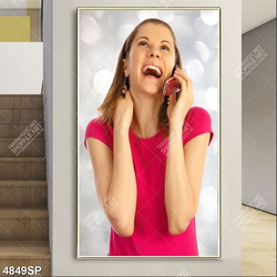 Tranh cô gái tươi cười nghe điện thoại