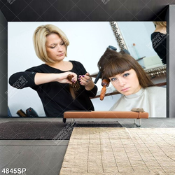 Tranh cô gái ngồi làm tóc