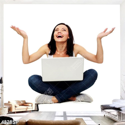 Tranh cô gái cười vui vẻ