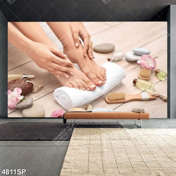 Tranh đôi chân trên chiếc khăn trắng