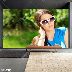 Tranh treo spa mã số 4810 cô gái trẻ đeo mắt kính