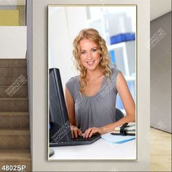 Tranh cô gái trẻ bên bàn làm việc