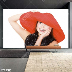 Tranh cô gái đội mũ rộng vành màu đỏ