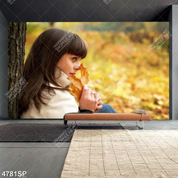 Tranh cô gái ngồi giữa khu rừng mùa thu