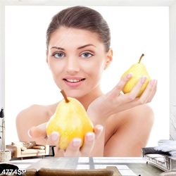 Tranh cô gái cầm trái lê vàng