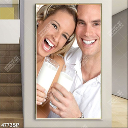 Tranh cặp đôi trẻ cười rạng rỡ