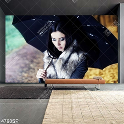 Tranh cô gái che chiếc ô màu đen