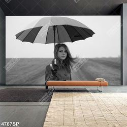 Tranh cô gái đứng che ô