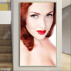 Tranh cô gái tô son đỏ gợi cảm