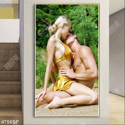 Tranh hai người mẫu ôm nhau gợi cảm