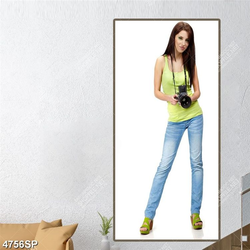 Tranh cô gái trẻ cầm máy ảnh