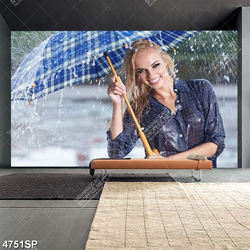 Tranh cô gái che ô đứng dưới mưa