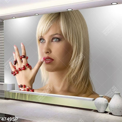 Tranh cô gái trẻ tóc vàng