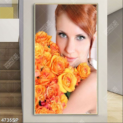 Tranh cô gái ôm bó hoa