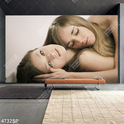 Tranh hai cô gái tóc vàng xinh đẹp