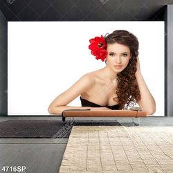 Tranh người đẹp cài hoa đỏ trên tóc