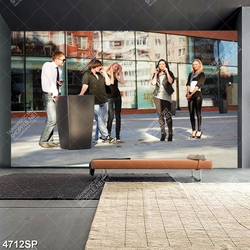 Tranh nhóm bạn trẻ đứng giữa phố