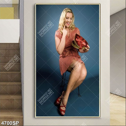 Tranh cô gái cầm hộp quà trái tim