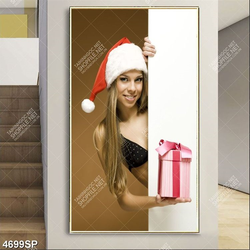 Tranh người đẹp mặc bikini cầm hộp quà