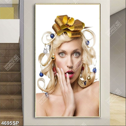 Tranh cô gái tóc vàng đội nơ vàng