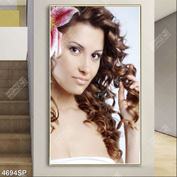 Tranh cô gái trẻ tóc xoăn