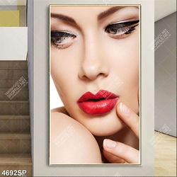 Tranh gương mặt tô son đỏ gợi cảm