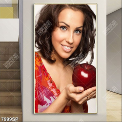 Tranh cô gái cầm trái táo đỏ