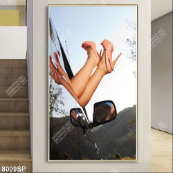 Tranh đôi chân mang guốc cao gót