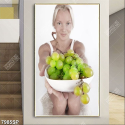 Tranh cô gái bưng bát nho xanh