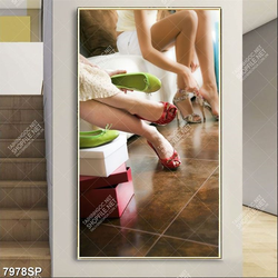 Tranh đôi chân mang guốc cao gót