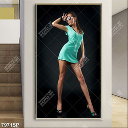 Tranh cô gái trẻ mặc váy xanh