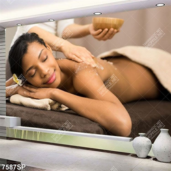 Tranh cô gái nằm chăm sóc da SP7587