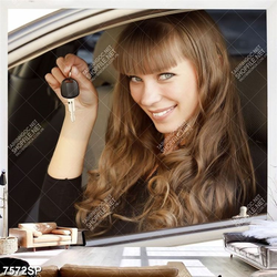 Tranh cô gái ngồi trong xe ô tô SP7572