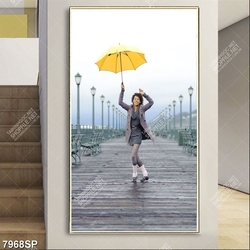 Tranh cô gái che chiếc ô vàng