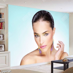 Tranh người đẹp cầm bánh mỳ hambergơ