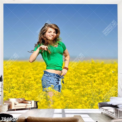 Tranh cô gái đứng giữa cánh đồng hoa vàng