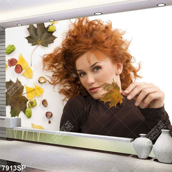 Tranh cô gái bên chiếc lá mùa thu SP7913
