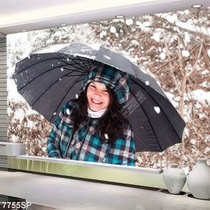 Tranh cô gái trẻ đứng che ô SP7755