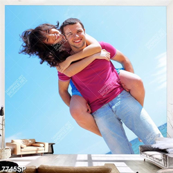 Tranh chàng trai cõng cô gái