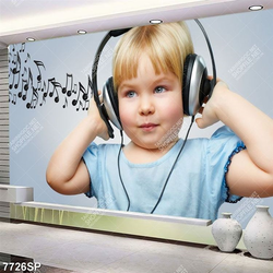 Tranh cô bé nghe nhạc