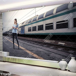 Tranh cô gái đứng bên đoàn tàu