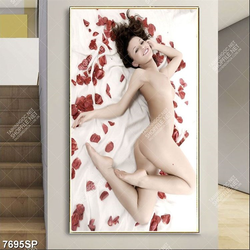 Tranh người mẫu khỏa thân bên những cánh hoa SP7695