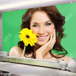 Tranh cô gái cầm bông hoa vàng