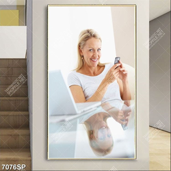 Tranh cô gái cầm điện thoại SP7076