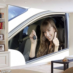Tranh cô gái ngồi trong xe ô tô SP7041